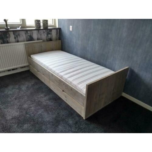 Bed van steigerhout met lades
