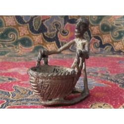 Antiek brons beeldje uit Afrika van man met mand 8 cm.