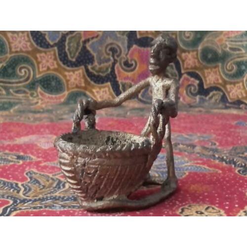 Antiek brons beeldje uit Afrika van man met mand 8 cm.
