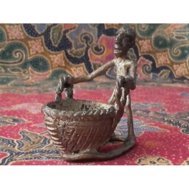 Antiek brons beeldje uit Afrika van man met mand 8 cm.