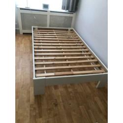 WIT BED (120x200 cm.) hoogte 35 cm. (((((((TWIJFELAAR)))))))