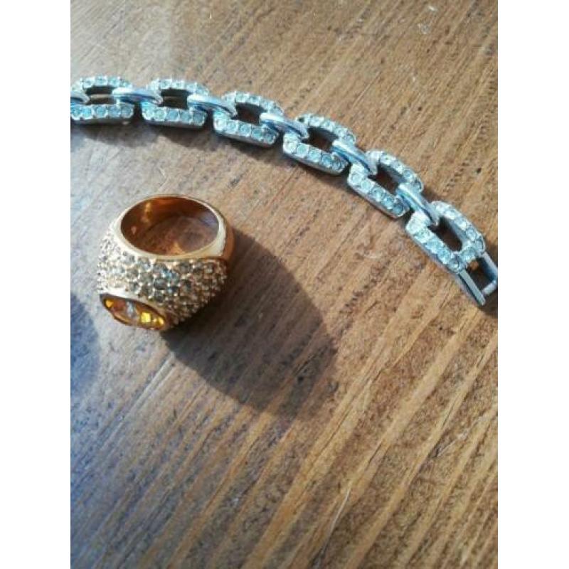 Swarovski, twee ringen en een armband