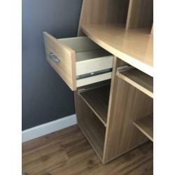 Gratis: stevig bureau met veel opbergruimte