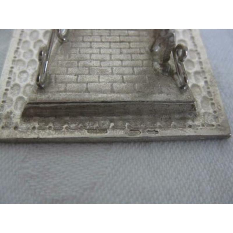 Bruggetje. Gemerkt zilver. Lengte 7 cm.