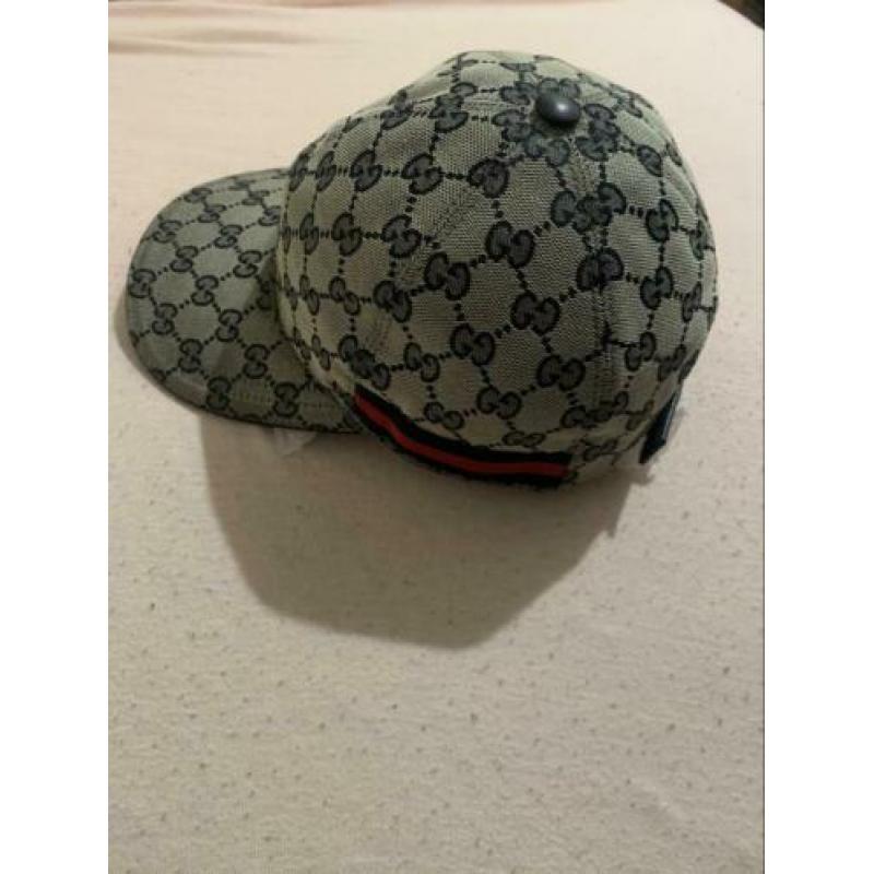 Orginele zgan Gucci pet XS.