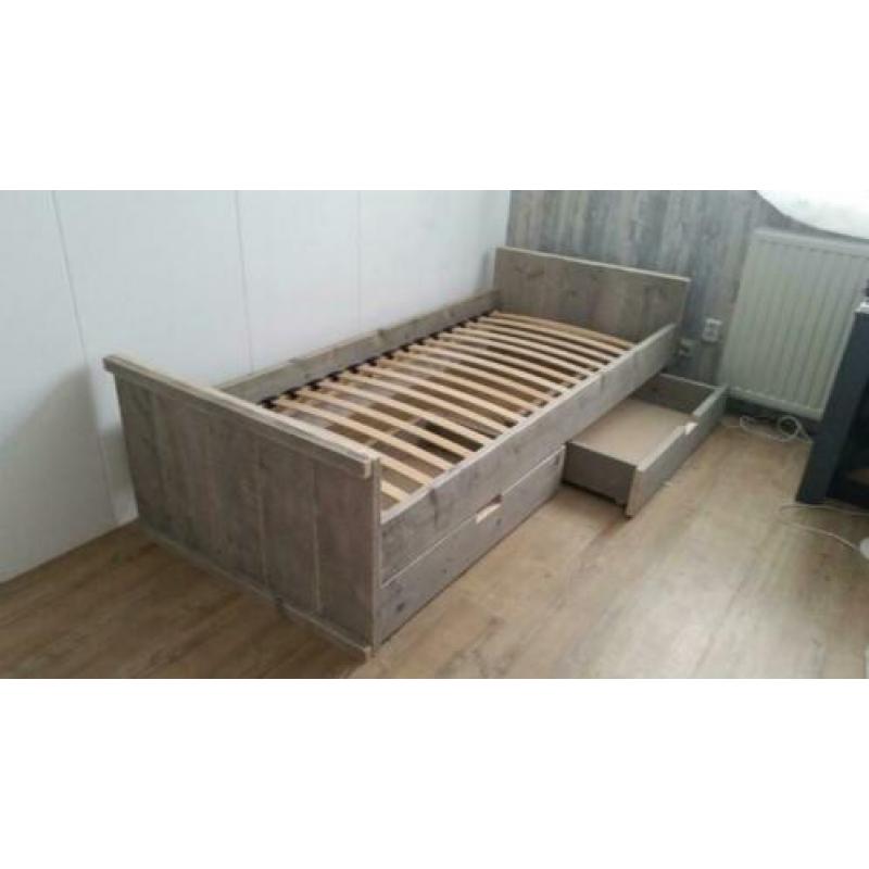 Bed van steigerhout met lades