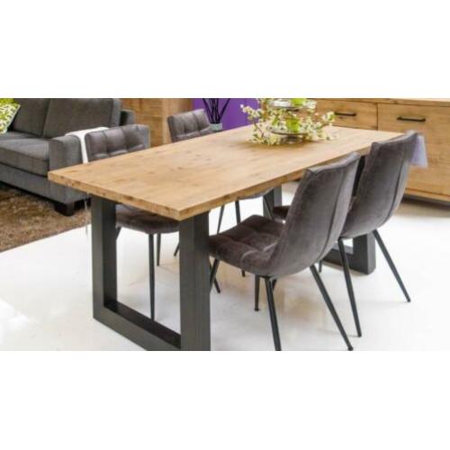 Boomstam tafels €595,- Massief eiken