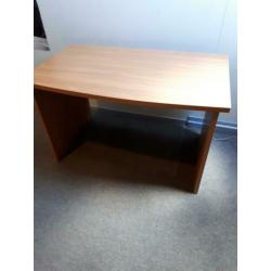 Bureau, z.g.a.n., + ladenblok + twee bureaustoelen.