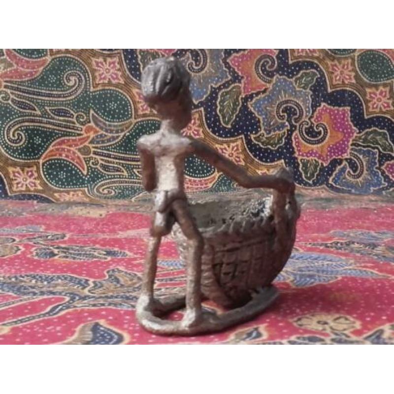 Antiek brons beeldje uit Afrika van man met mand 8 cm.