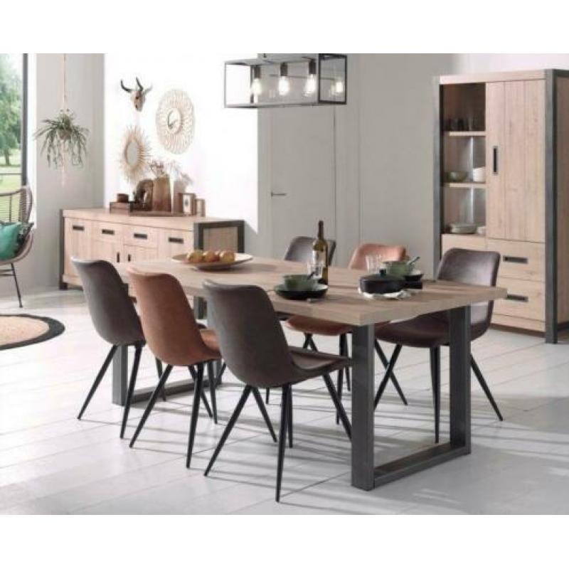 Boomstam tafels €595,- Massief eiken
