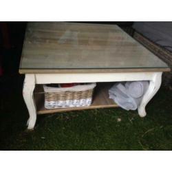 salontafel met mooie glasplaat erop