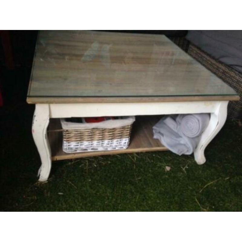 salontafel met mooie glasplaat erop