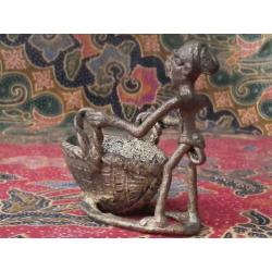 Antiek brons beeldje uit Afrika van man met mand 8 cm.