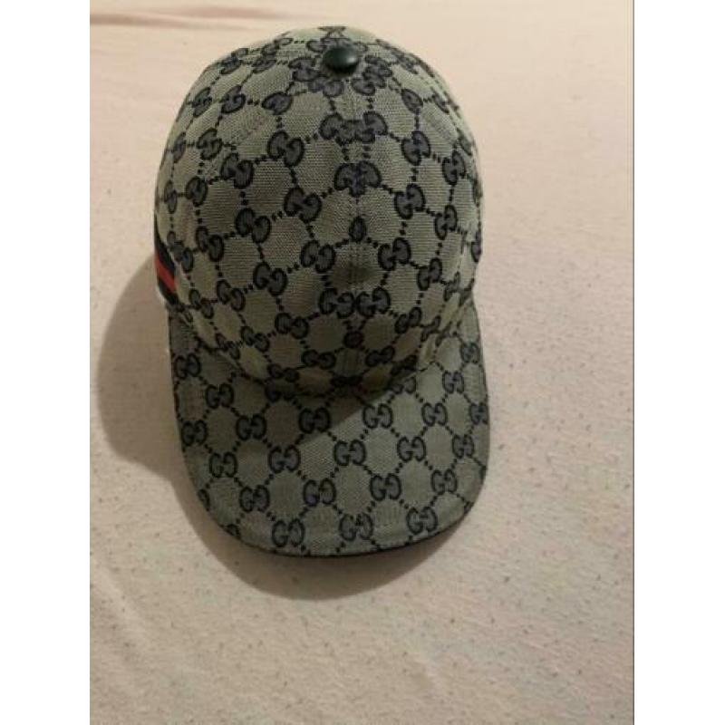 Orginele zgan Gucci pet XS.