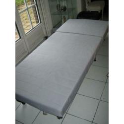 Bed - stoel met lattenbodem en matras met stoelhoes
