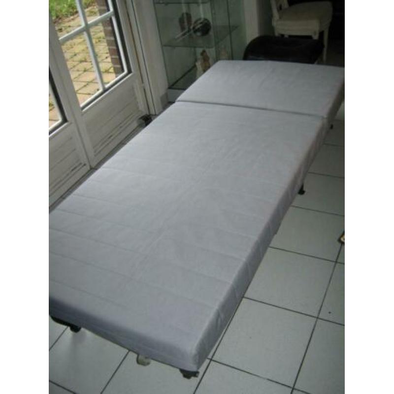 Bed - stoel met lattenbodem en matras met stoelhoes