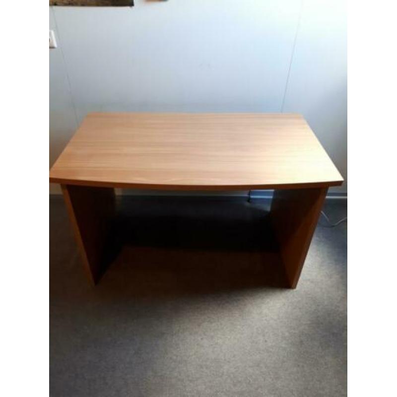 Bureau, z.g.a.n., + ladenblok + twee bureaustoelen.