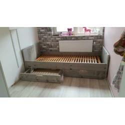 Bed van steigerhout met lades