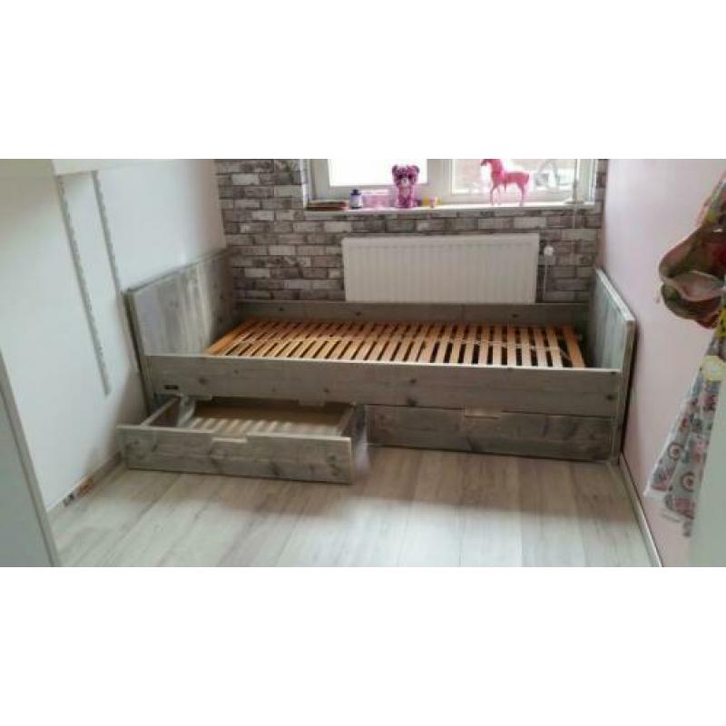 Bed van steigerhout met lades