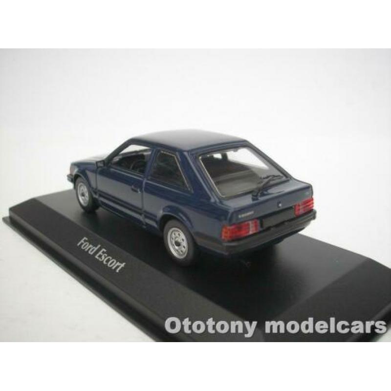 Ford Escort III 1981 Donker Blauw 1/43 Maxichamps