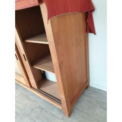Fraai afgewerkte degelijke teakhouten kast/dressoir.