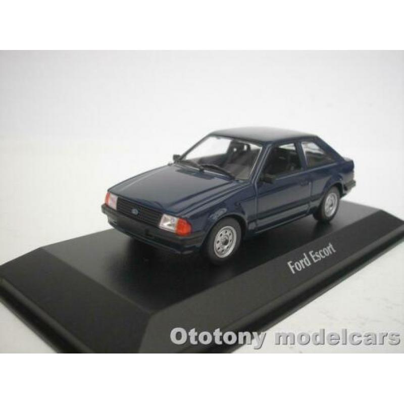 Ford Escort III 1981 Donker Blauw 1/43 Maxichamps