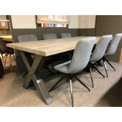 Boomstam tafels €595,- Massief eiken