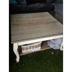 salontafel met mooie glasplaat erop