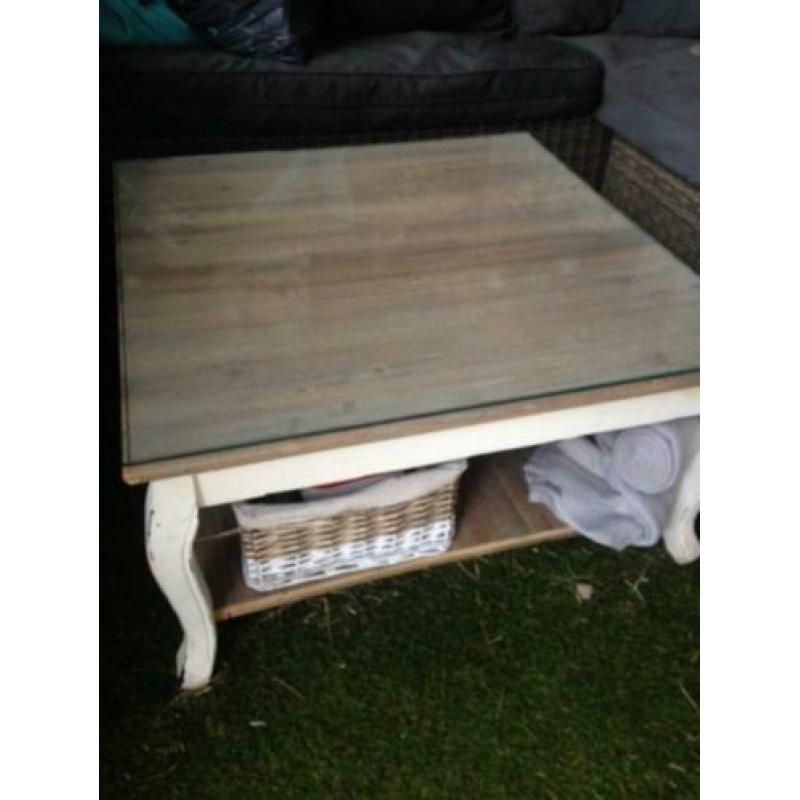 salontafel met mooie glasplaat erop