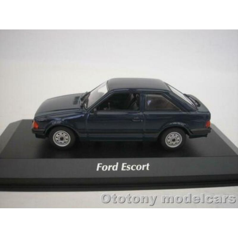 Ford Escort III 1981 Donker Blauw 1/43 Maxichamps