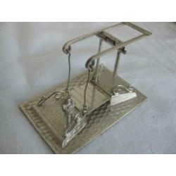 Bruggetje. Gemerkt zilver. Lengte 7 cm.