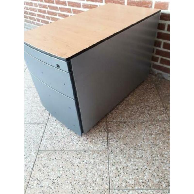 Bureau, z.g.a.n., + ladenblok + twee bureaustoelen.