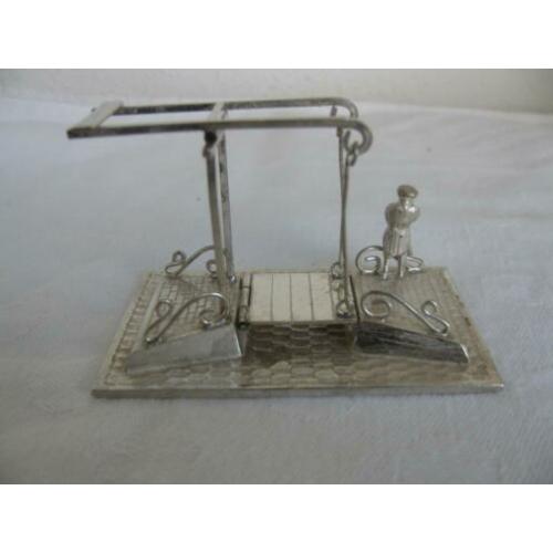 Bruggetje. Gemerkt zilver. Lengte 7 cm.