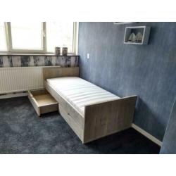 Bed van steigerhout met lades