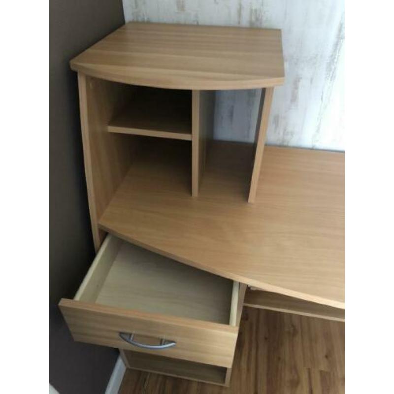 Gratis: stevig bureau met veel opbergruimte