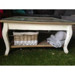 salontafel met mooie glasplaat erop
