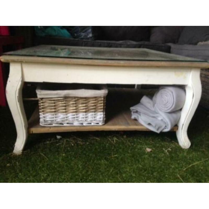 salontafel met mooie glasplaat erop
