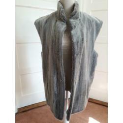 Prachtige grijs/bruine imitatie bont bodywarmer, DAMO, mt 40