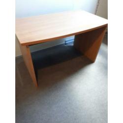 Bureau, z.g.a.n., + ladenblok + twee bureaustoelen.