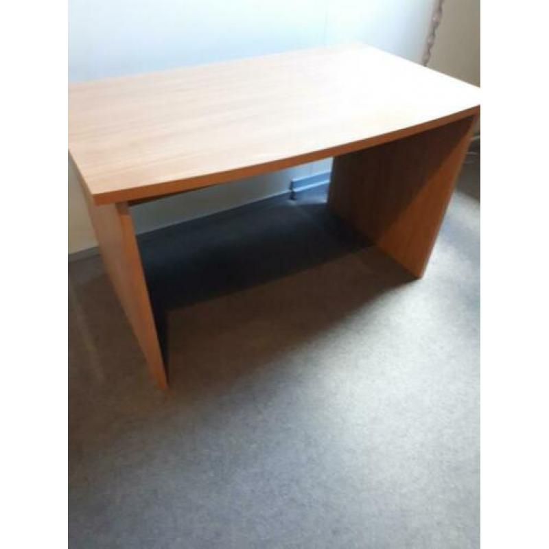 Bureau, z.g.a.n., + ladenblok + twee bureaustoelen.