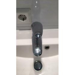 Dubbele wastafel wit met spiegels en verlichting.