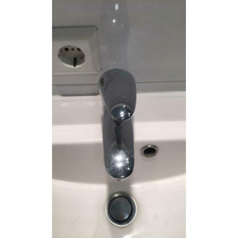 Dubbele wastafel wit met spiegels en verlichting.