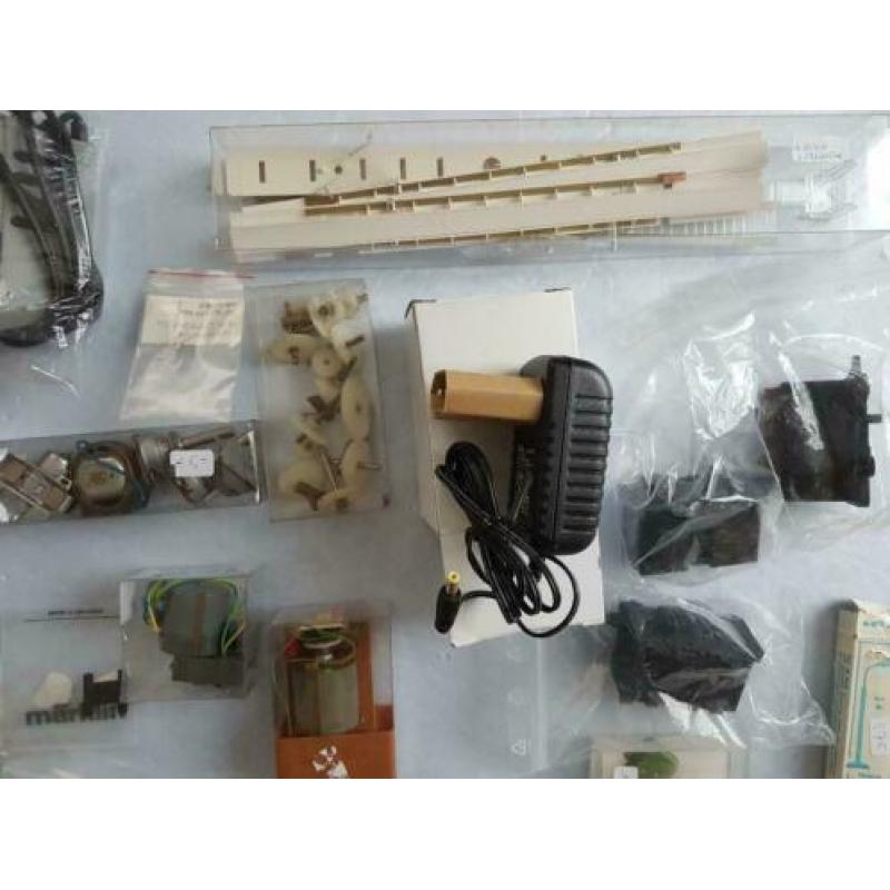 Diverse elektronica, motoren, verlichting, terugmelder, enz.