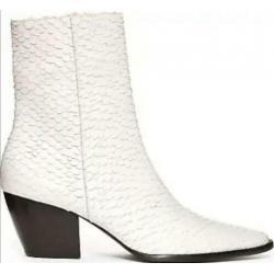 Stoere witte laarzen van Matisse.