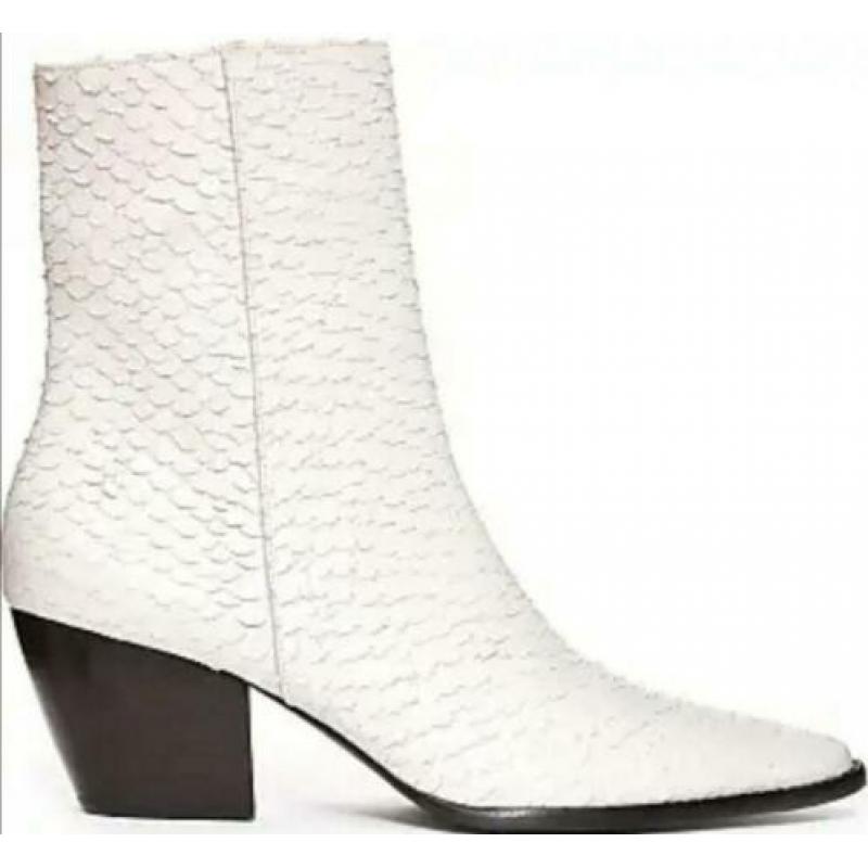 Stoere witte laarzen van Matisse.