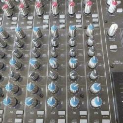 mackie 24-8 bus mixer