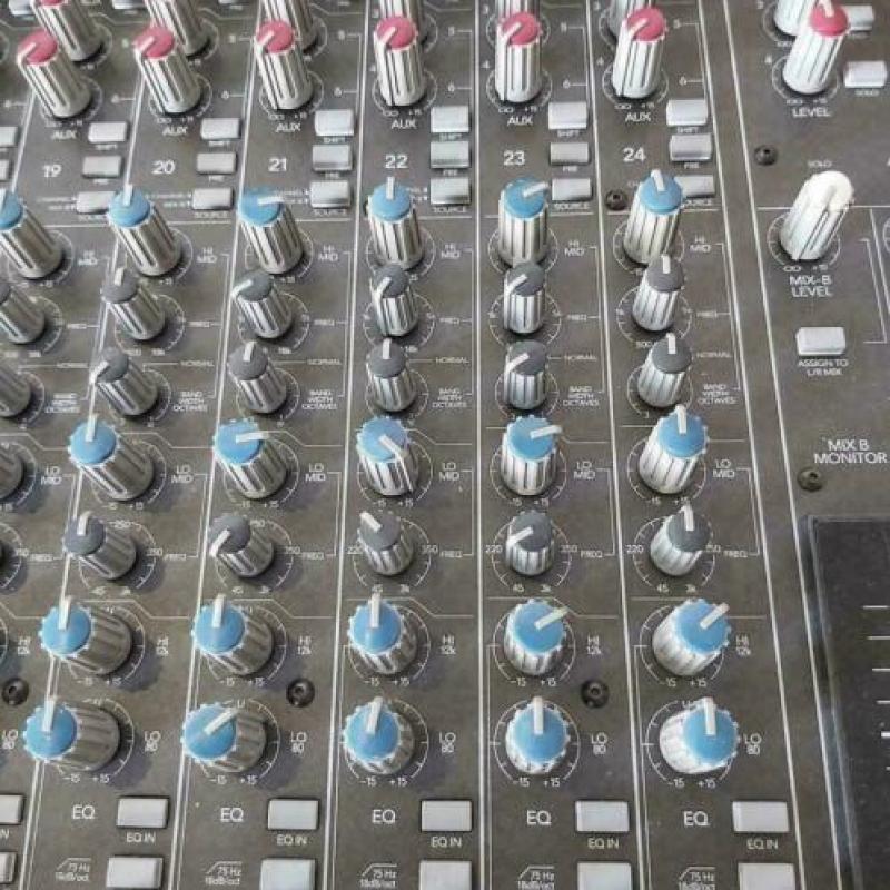 mackie 24-8 bus mixer