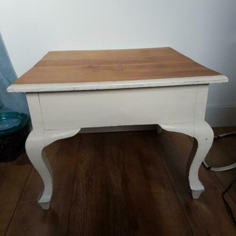 Oud, brocante salon- of bijzet tafeltje.