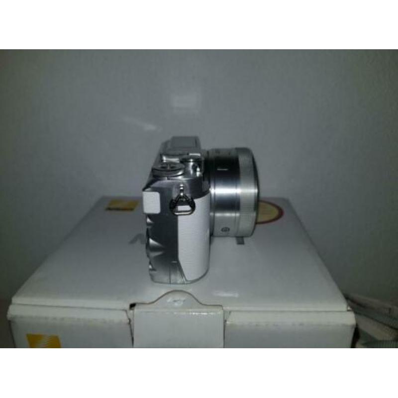 mooie nikon 1 j5 met 10-30 powerzoom 4850clicks!!! zgan