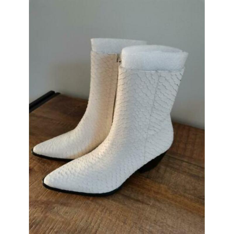 Stoere witte laarzen van Matisse.
